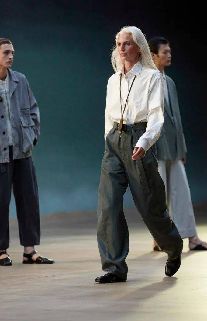 视觉|“衬衫 + 阔腿裤”才是真爱CP呀，夏末初秋就这样穿!