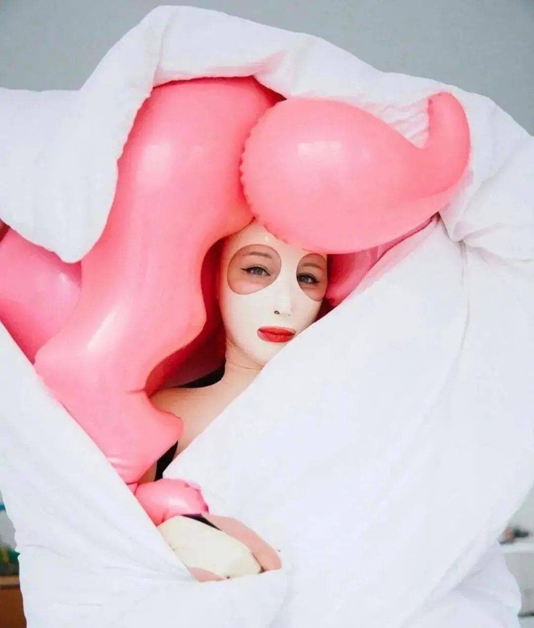 假如生活不如意先给自己打个气充气时装打破无趣