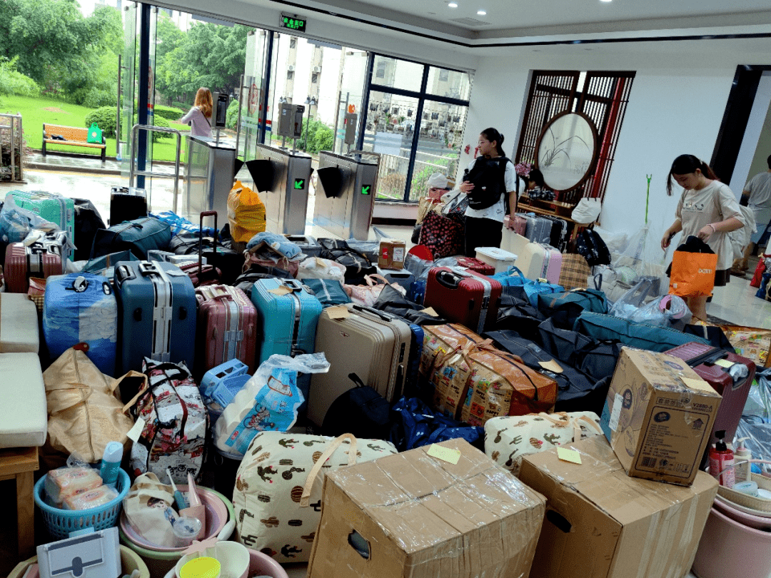 机械与运载工程学院2020级女生宿舍搬迁圆满成功_行李