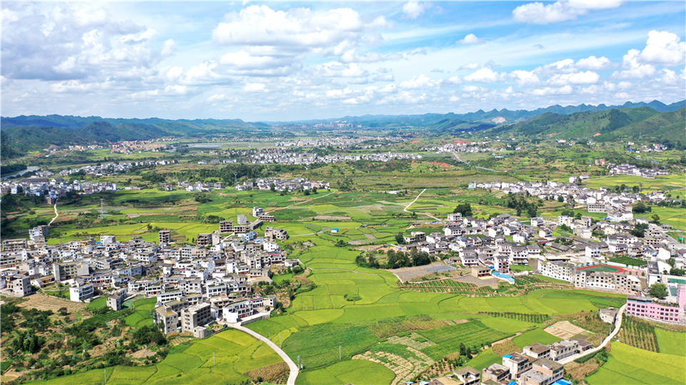 图为8月28日在惠水县好花红镇航拍的美丽乡村一景