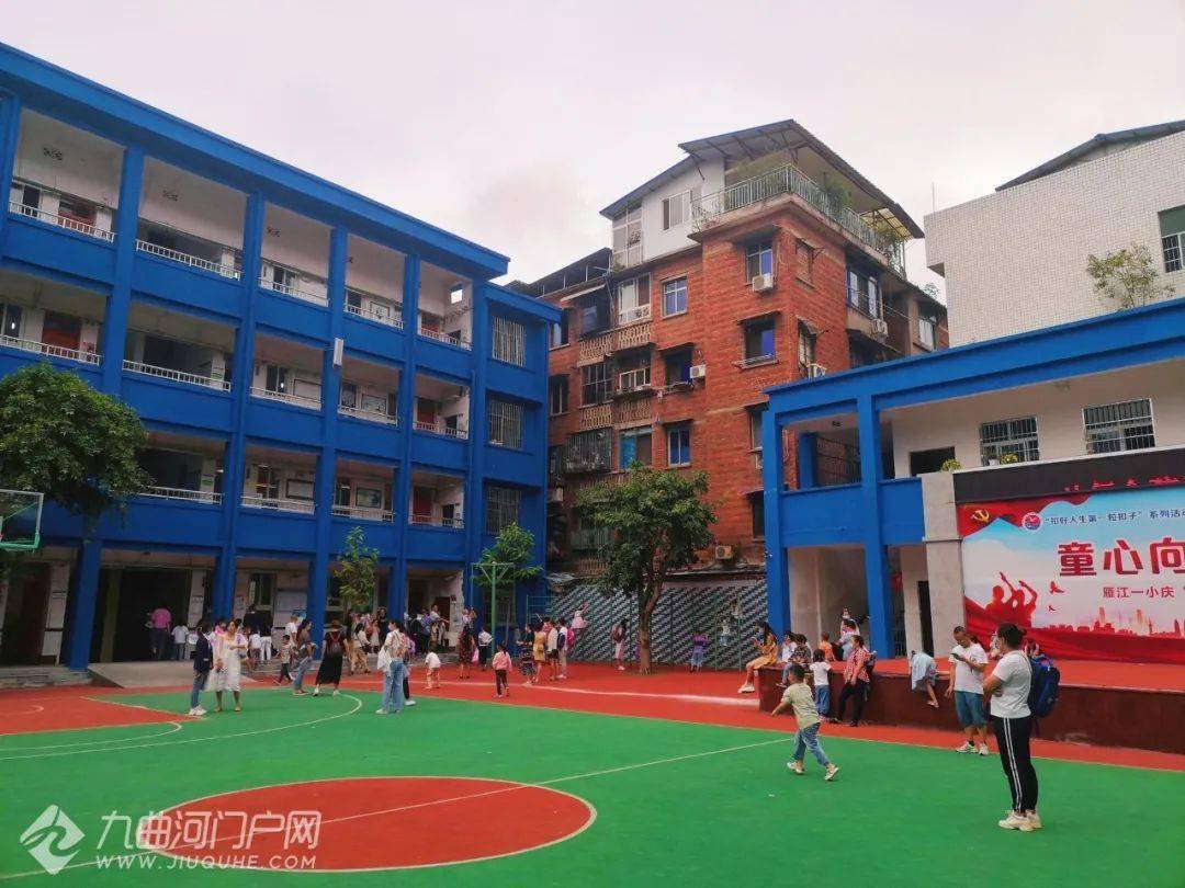 长队排起迎接新学期资阳中小学今天开始报名