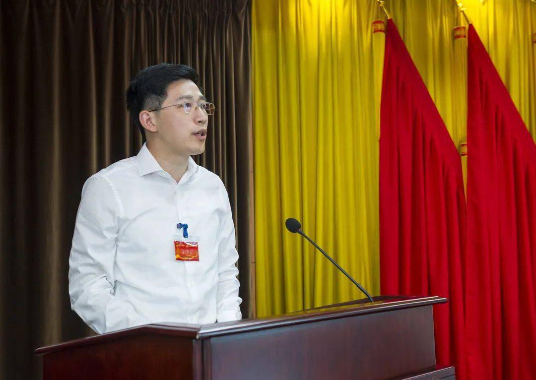 大会第一天,同里镇党委副书记,镇长周佳雨代表镇人民政府,向大会通报