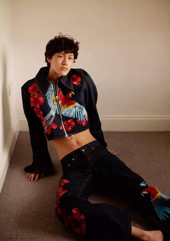 欧亚混血男模mathieu simoneau 大放光彩,凭借着完美的九头身比例,一