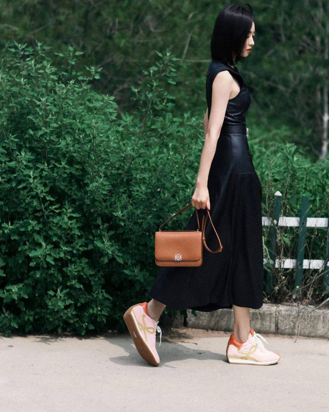 棕色|秋天背什么包?跟着这些明星抄作业就成!