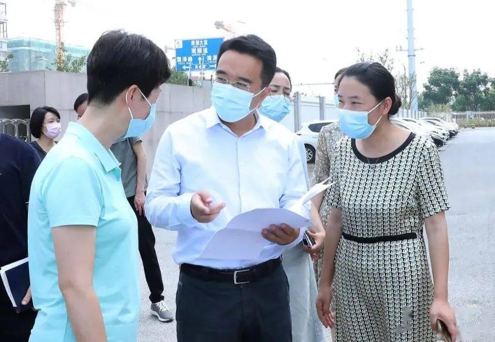 8月29日,区委书记马良,区长孙海东分别率队检查学校疫情防控和开学