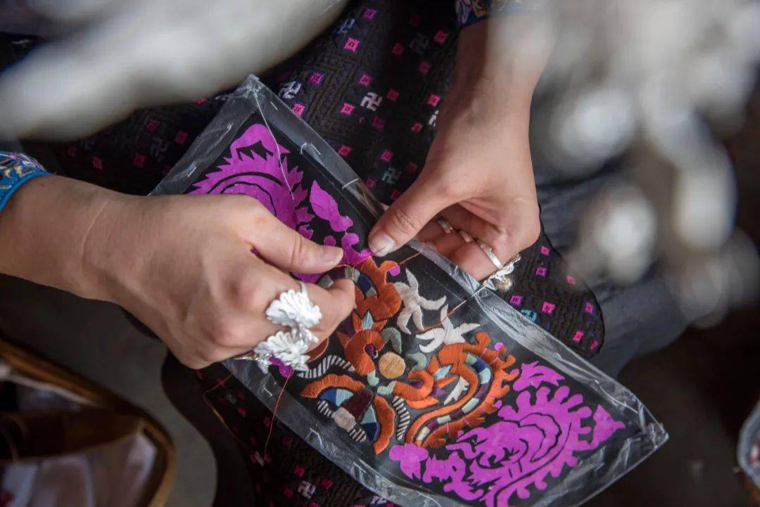 吴世礼 摄刺绣是苗族妇女的特长,很多作品都具有技术高超,造型奇特