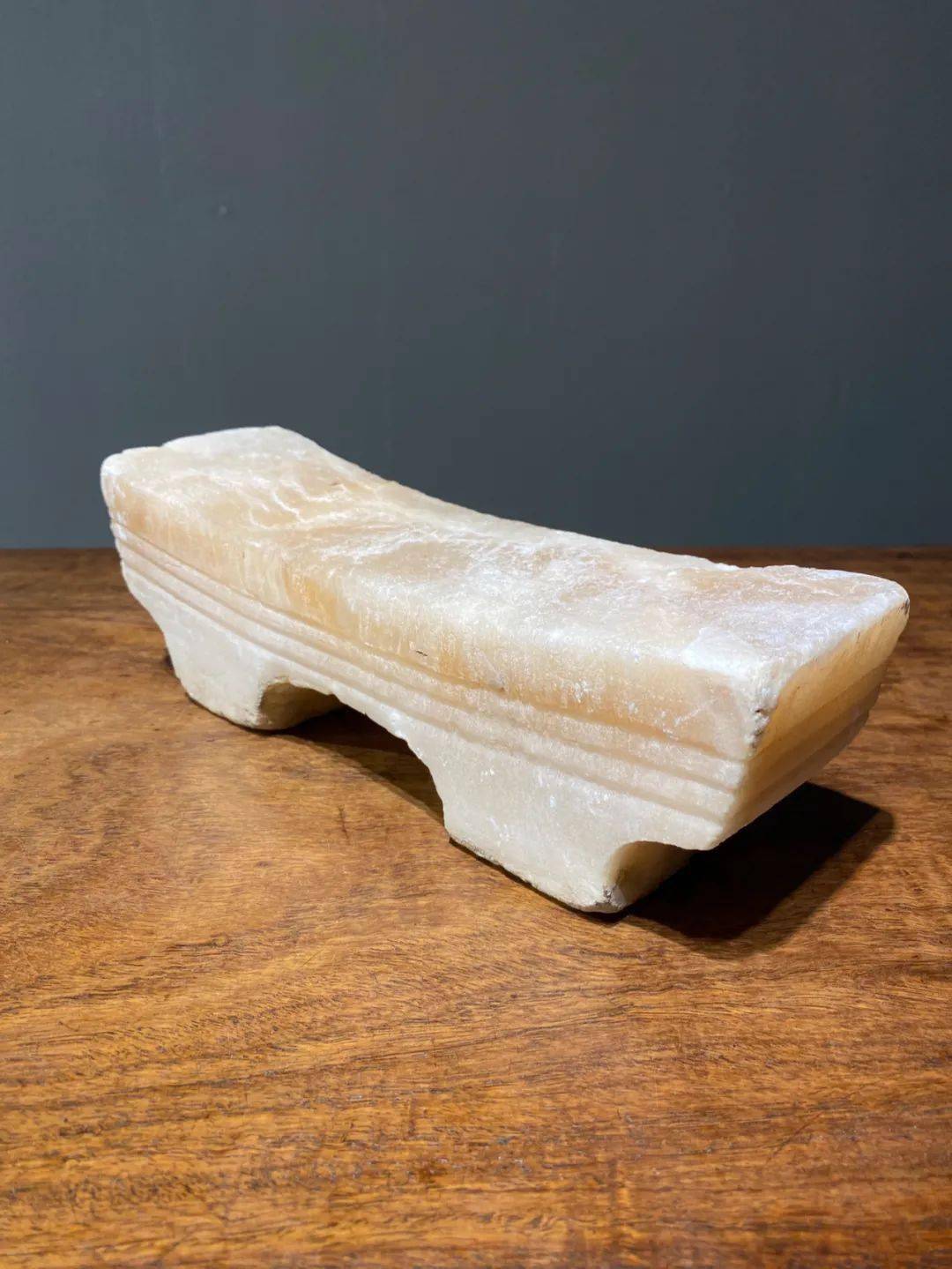 枕的材质有木头,石头,大户人家或王公贵族们则用更奢侈的陶瓷枕或玉枕