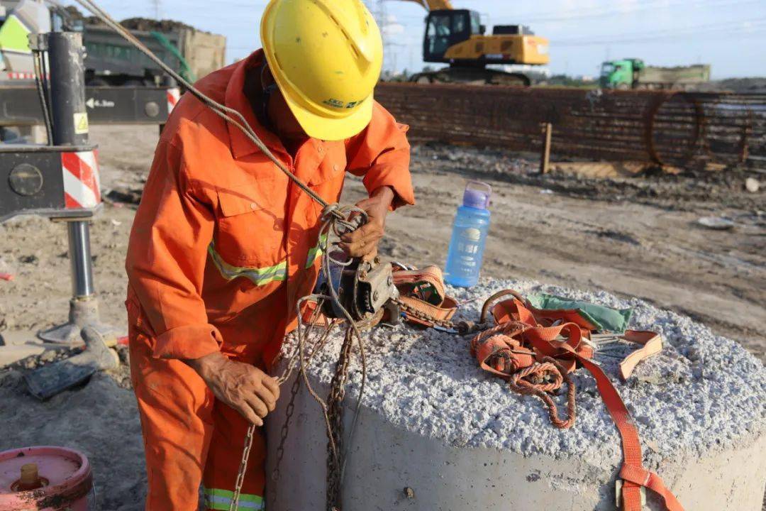 胡加文summer#水泥工胡加文#临近傍晚,现场的风逐渐大了起来.