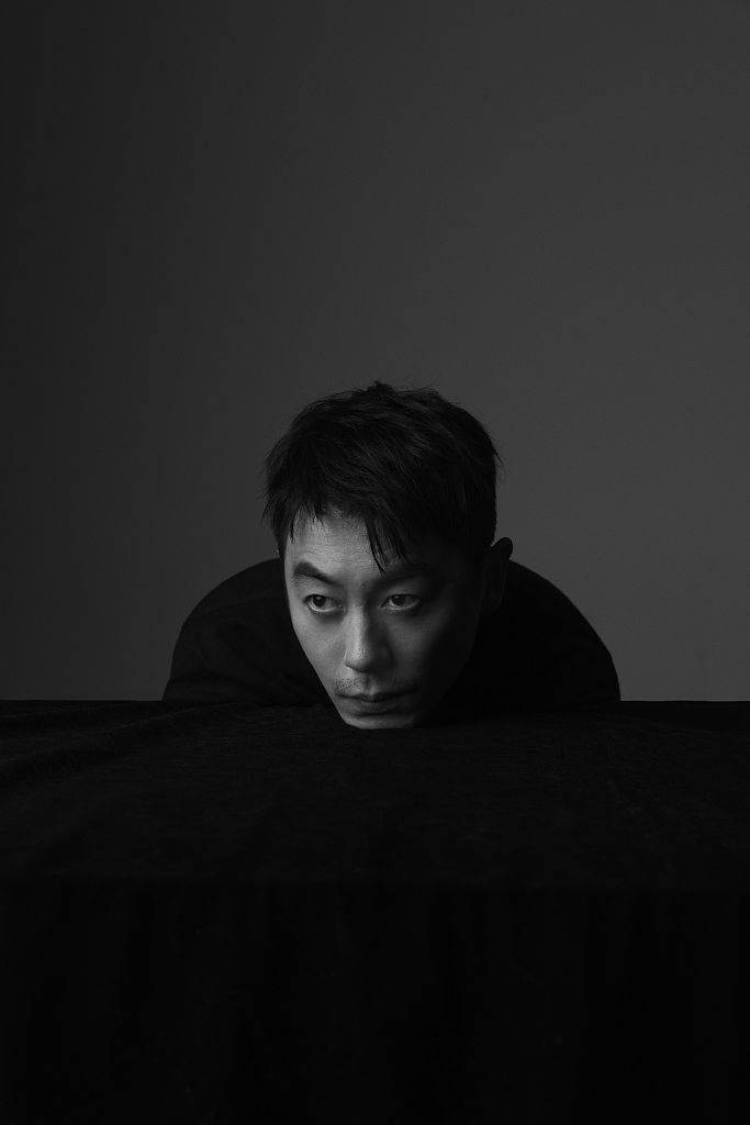 朱亚文黑白质感冥想大片曝光 举手投足突显成熟雅致气质卓然