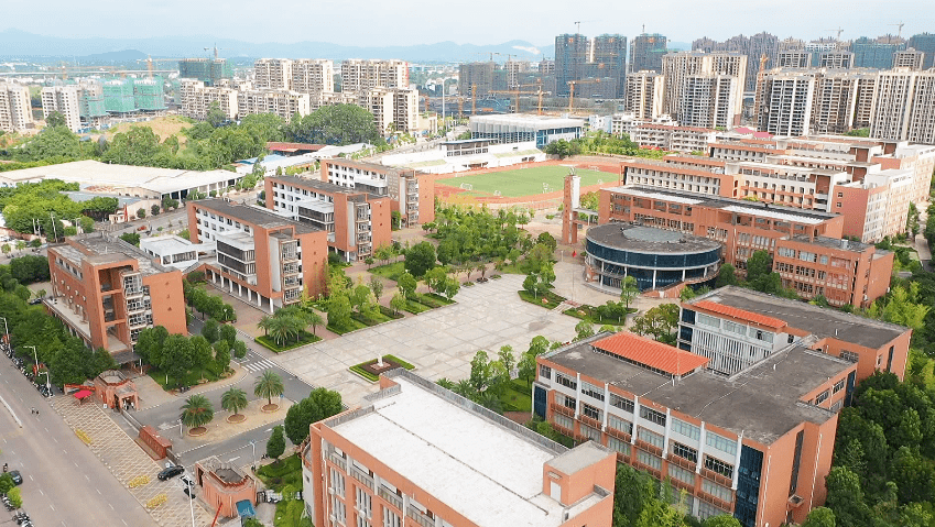 定南中学定南中学创办于1939年,现占地面积280亩,有教学班68个,学生