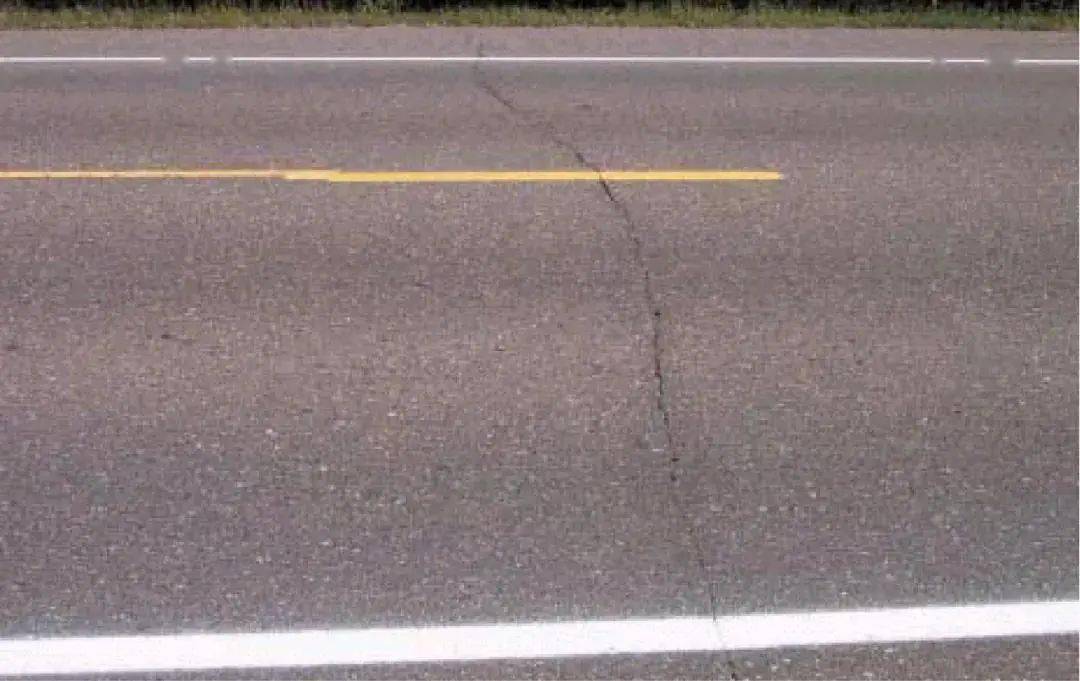 横向裂缝—轻度沿路线横断方向有规则的裂缝.
