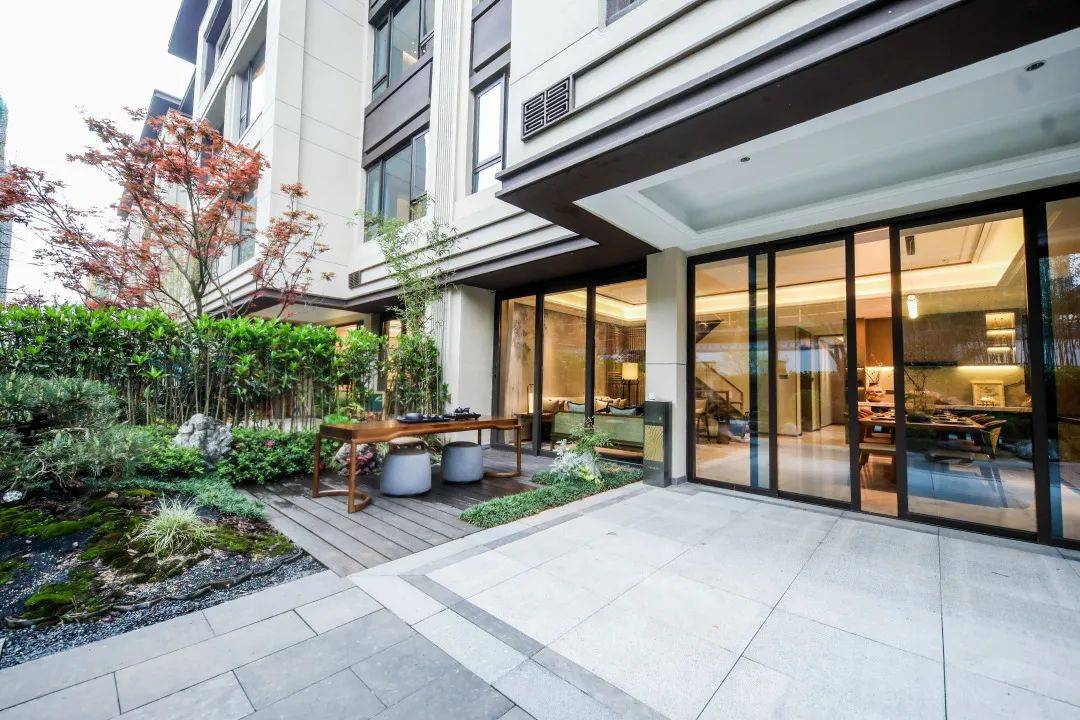 8米大横厅设计,谈笑间美景作伴,好友相聚时,你的主场自然无限风光.