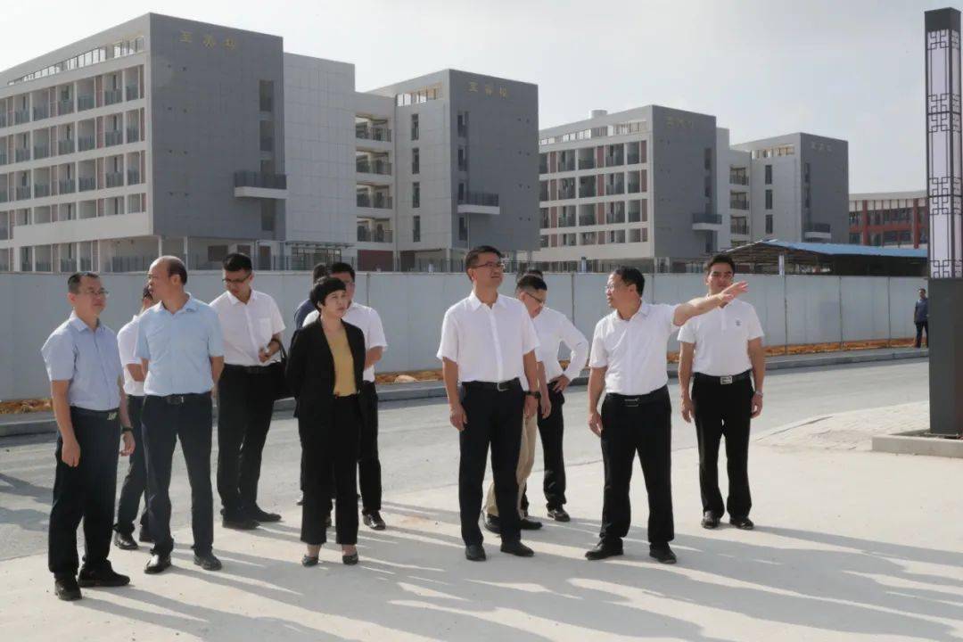 喜迎崇左市党代会江州区高级中学举行揭牌仪式