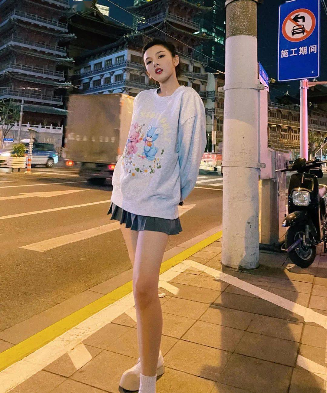 上半身|普通人想把卫衣穿出「时髦高级感」，必须牢记这2点！！！