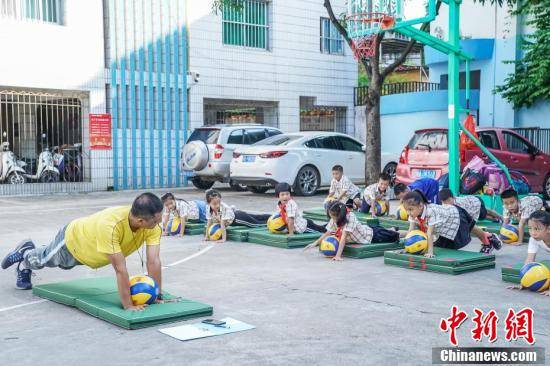 作业|开学第一天 广西南宁小学生参加课后兴趣班