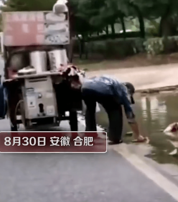 进行|早餐车摊主用路边积水蒸包子，回应来了！网友直呼“太恶心”