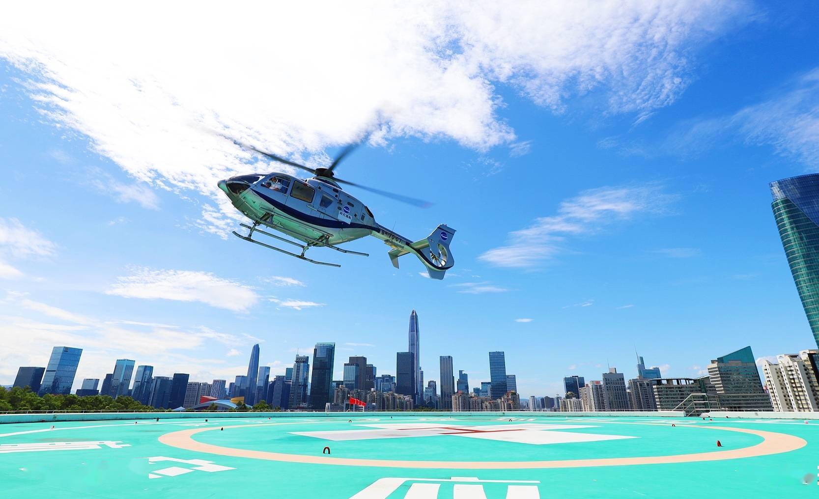 这名在车祸中受伤的"危重患者"从深圳南头直升机场被直升机送至北大