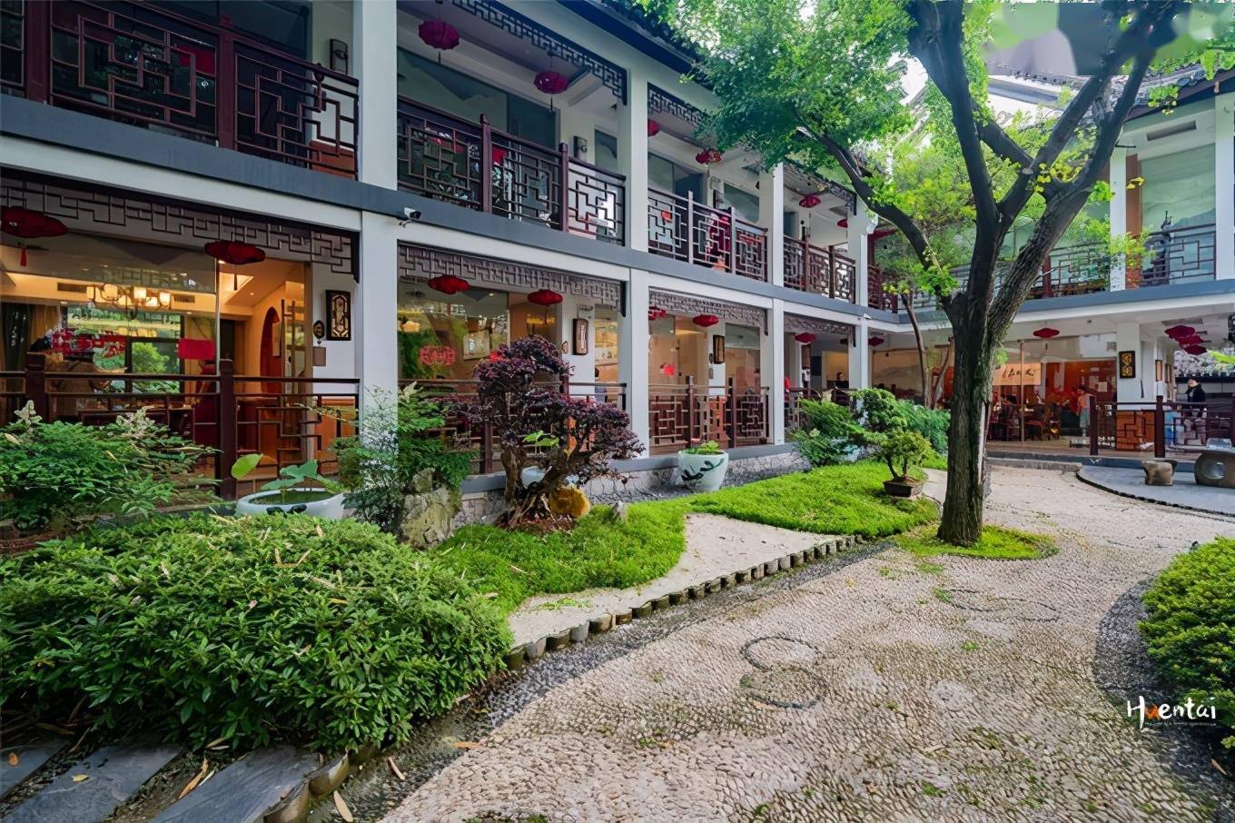 和府园林酒店的环境非常好,出示安康码测量了体温入内,就能感受到这座