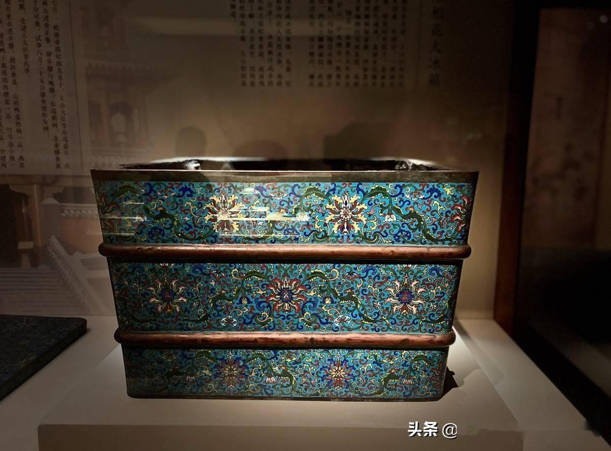 清乾隆 掐丝珐琅宝相花大冰箱,沈阳故宫博物院藏.