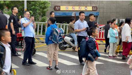 济南|济南开学第一天丨一年级新生家长：孩子没哭，我却忍不住了……