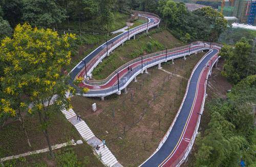 8月31日,大渡口区重钢崖线山城步道,市民正在散步.