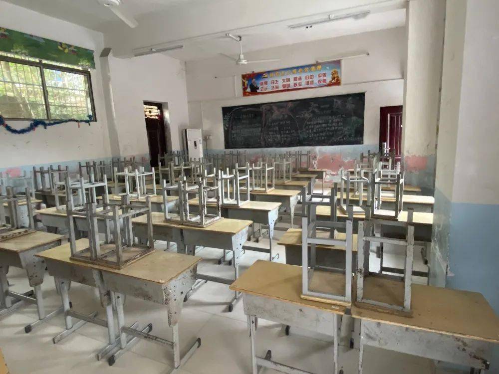 神兽归笼实拍赤壁开学第一天