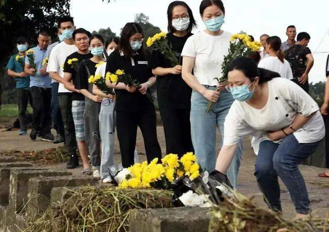 致敬“时代楷模”！“阿美书记”，百姓永远记得你
