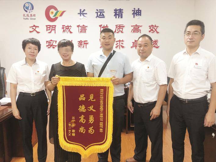 醉汉|醉汉持刀行凶吓人 退伍军人挺身而出