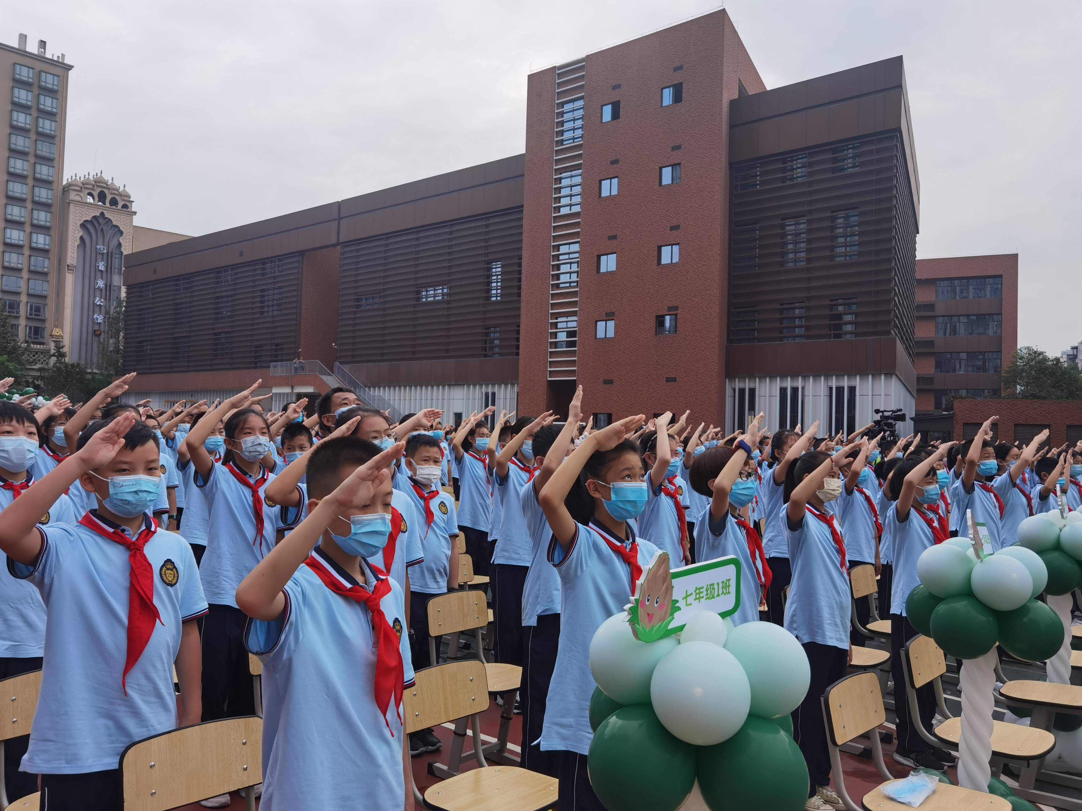 成都市石笋街学校是一所新打造的高起点,高标准的九年一体新样态学校