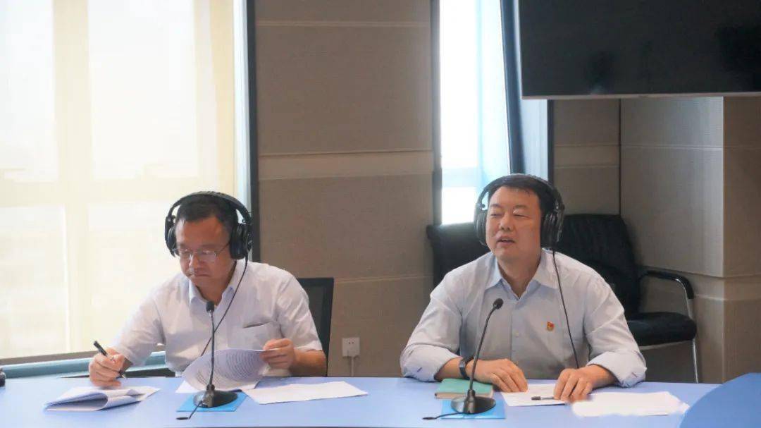 左:市社保中心副主任 蔡立强;右:市社保中心养老待