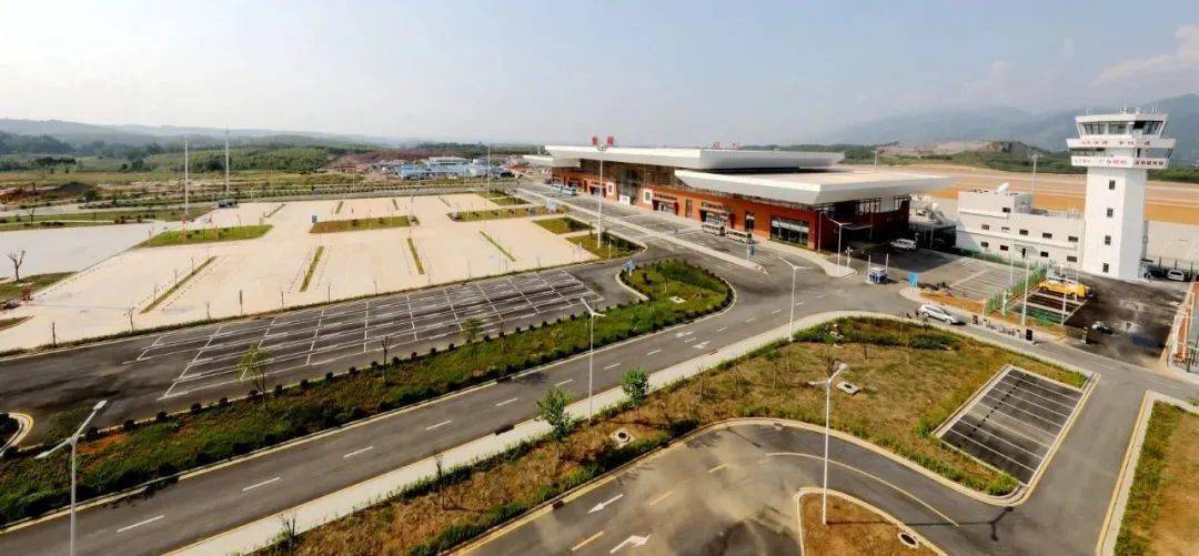 参加试飞活动的人员集体来到位于乳源瑶族自治县桂头镇的韶关丹霞机场