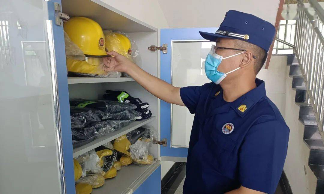 新制服亮相烟台市政府专职消防员换装