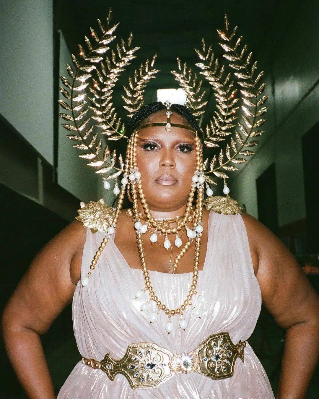 v对照着《rumors》的那句歌词——"所有的时间都花在费尽心机击溃一