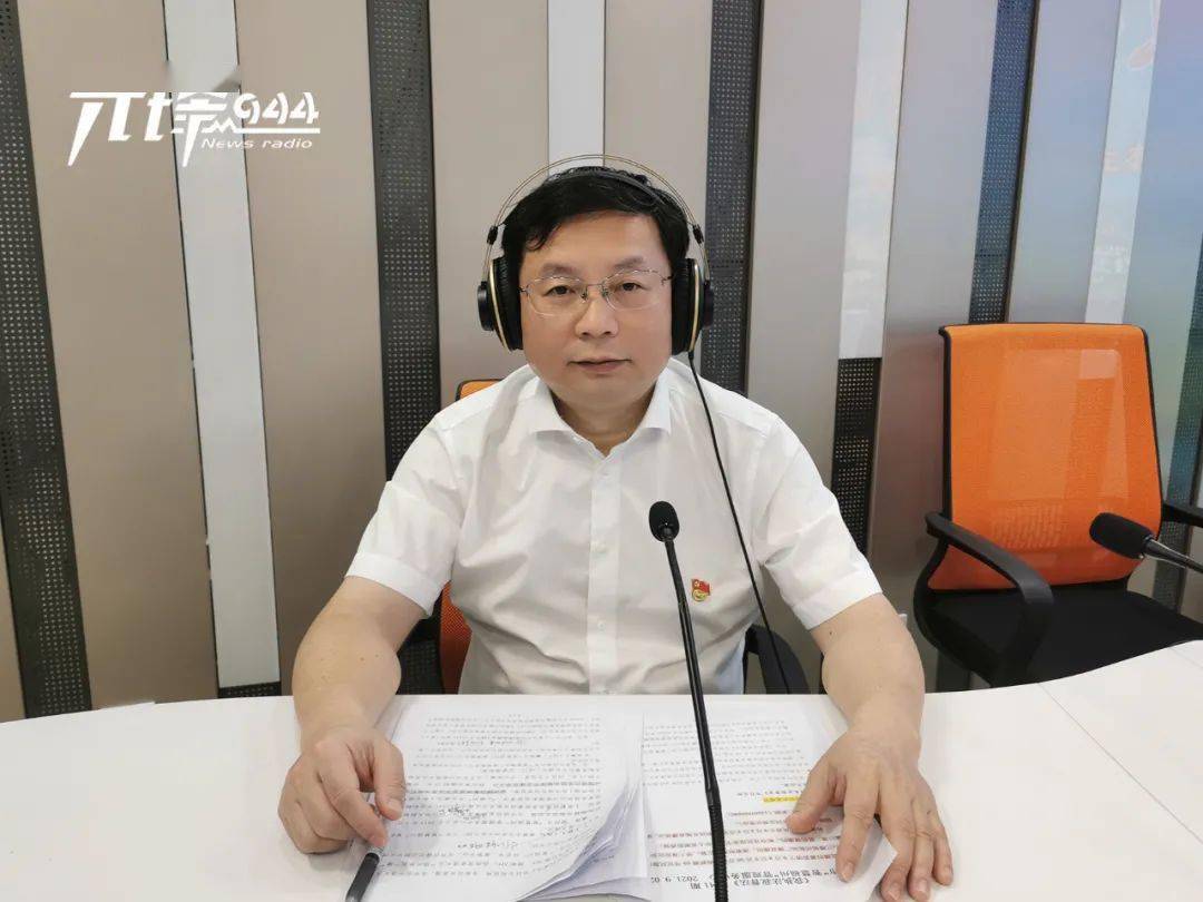 福州市大数据委党组副书记,市智慧中心主任曾伟东在直播间内,解读"