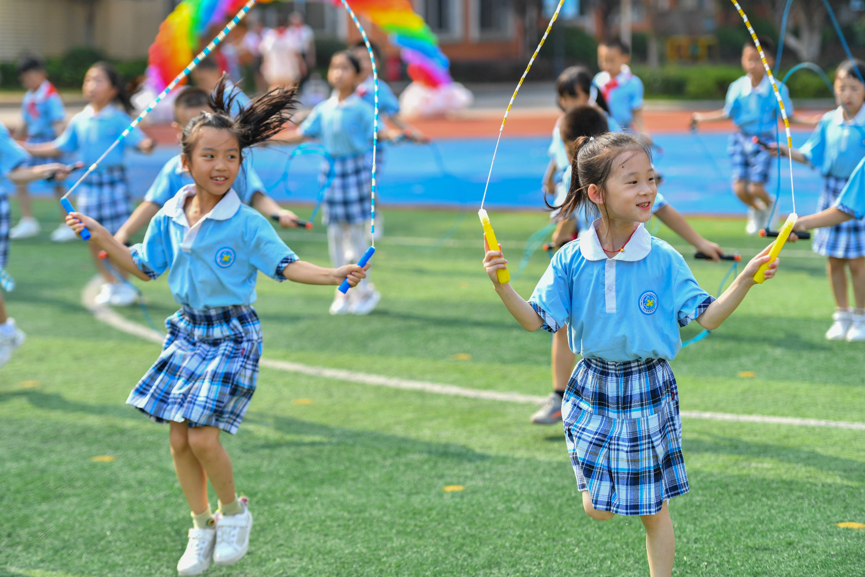 9月2日,长沙市天心区仰天湖桂花坪小学二年级的学生在体育课上跳绳.