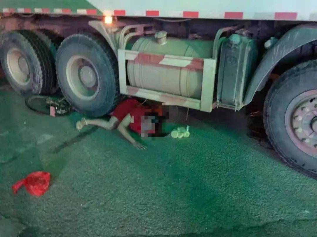 泥头车差50公分就完全碾压到她身上女子被"卷入"车轮底下由于