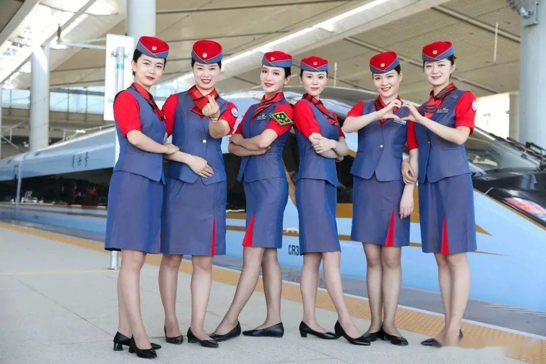 漂亮有气质西安的乘务员小姐姐换制服啦