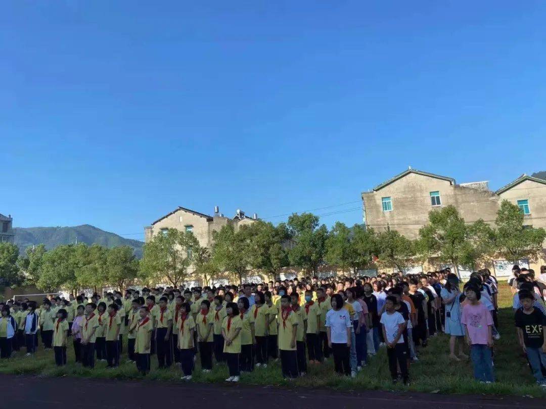 黄岩区沙埠中学全体师生在操场隆重地举行了开学典礼.