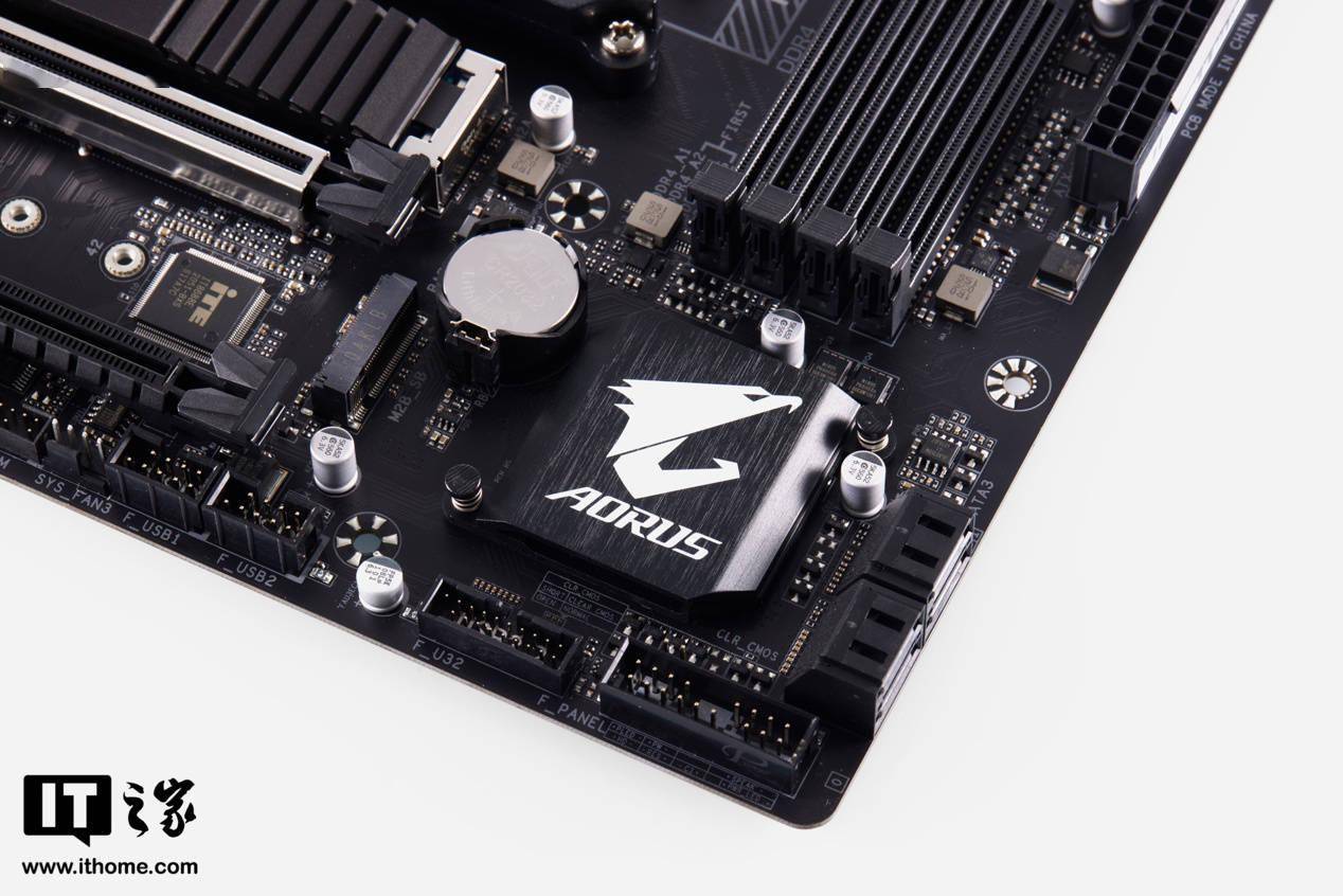 技嘉小雕 pro-p b550m-p 主板南桥散热甲上还有 aorus 品牌标志性的雕