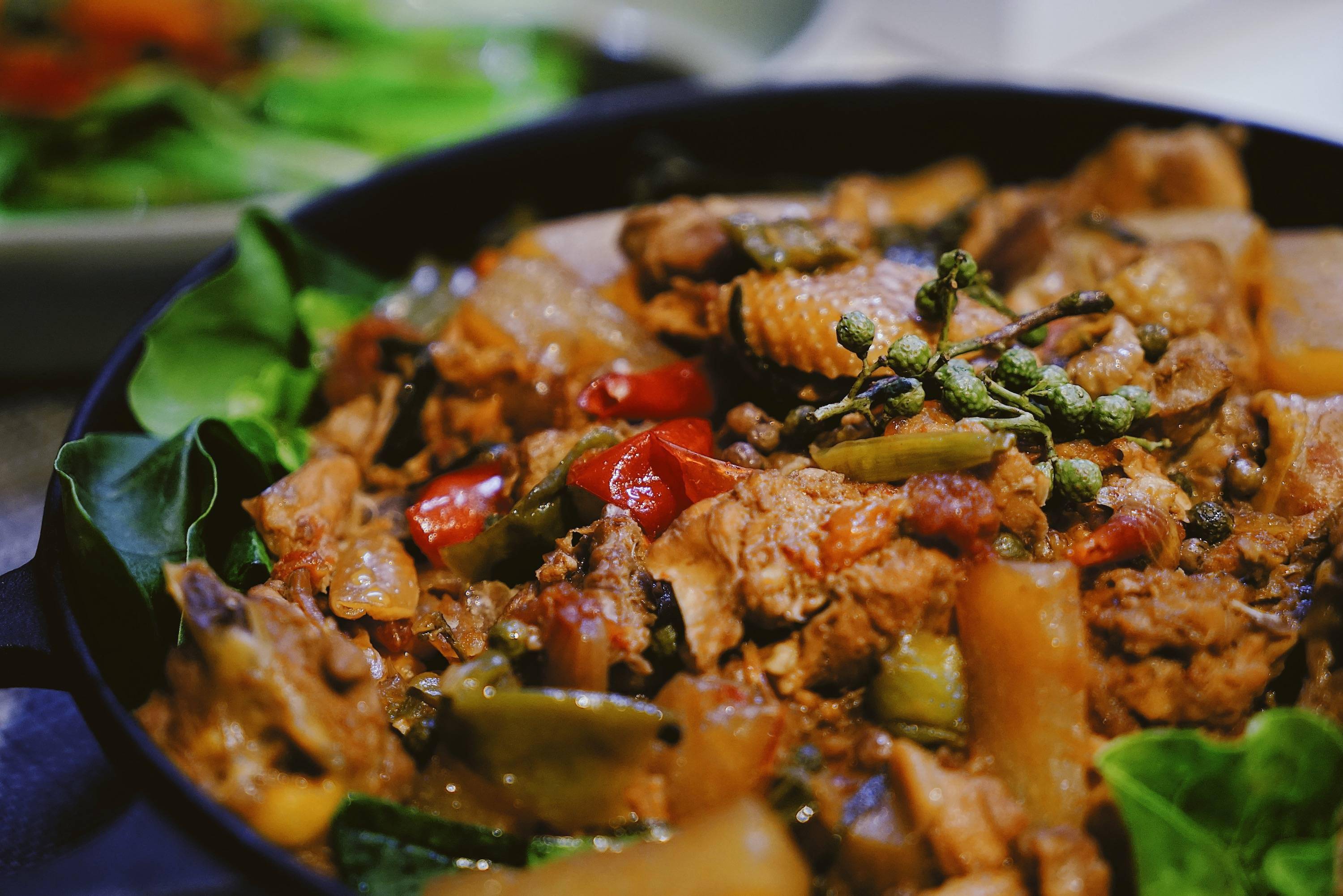 像藤椒鸡这种可以吃很久但绝不能凉掉的「硬菜」是不适合装在普通盘子