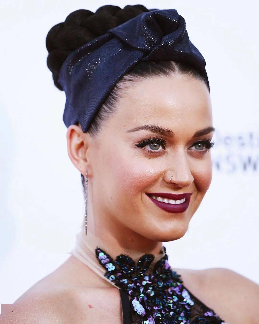 水果姐katyperry登上九月刊封面黑发造型爷青回