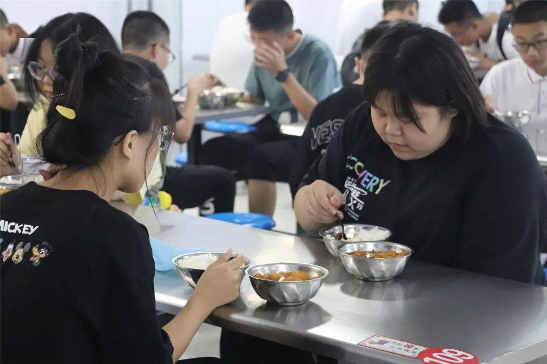 逐梦之旅的同时世间唯梦想与美食不可辜负衡水市第十三中学堂食锁