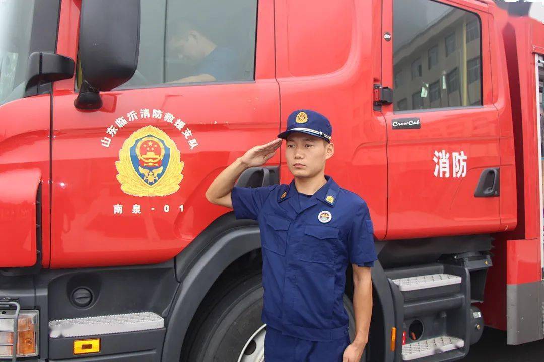 四级政府专职消防队员一身火焰蓝代表着组织对政府专职消防员的认可