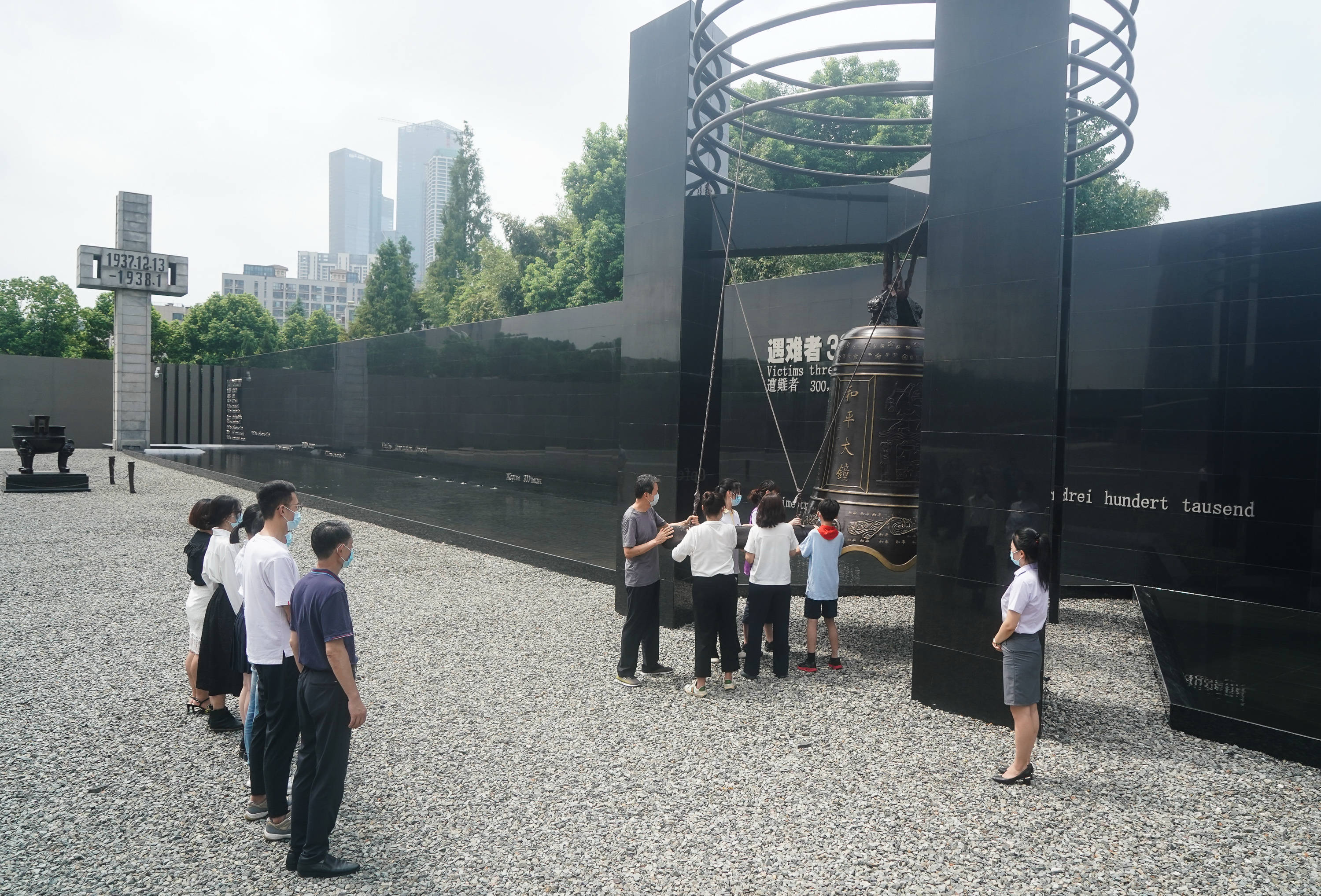 南京撞响和平大钟纪念抗战胜利76周年