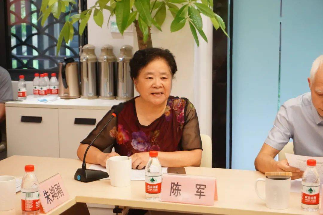 区人大常委会主任吴才敏赴代表联络站开展联系基层代表和人民群众活动