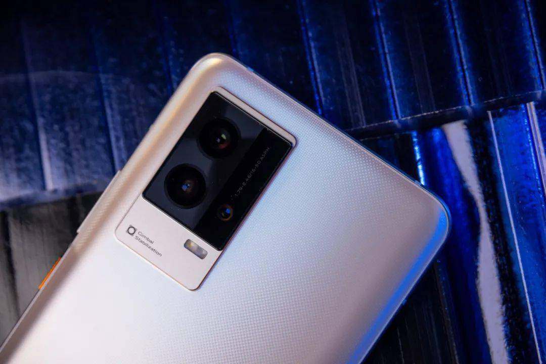 【图赏】神奇的iqoo 8 "燃"配色版本入手!_vivo