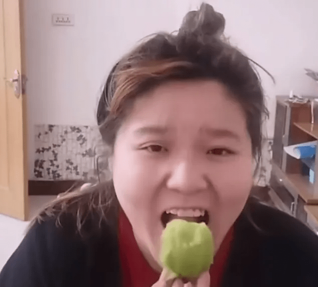 其实就是"猕猴桃"的谐音,在网红迷人的郭老师那经过"郭言郭语"一番