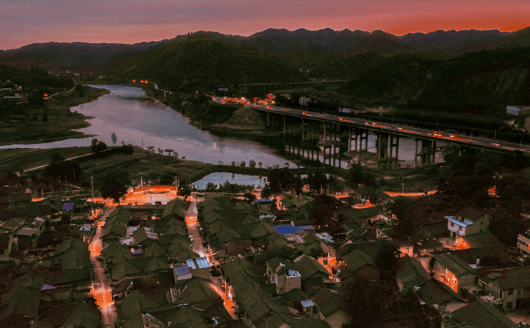 黄龙镇的鱼头,是十堰家喻户晓的美食;黄龙镇的时令蔬菜,同样备受欢迎.