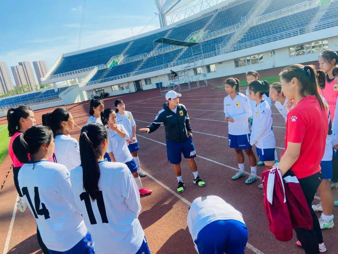 (赵岩指导布置战术)没有比赛的日子里,长春大众卓越女足通过比武练兵