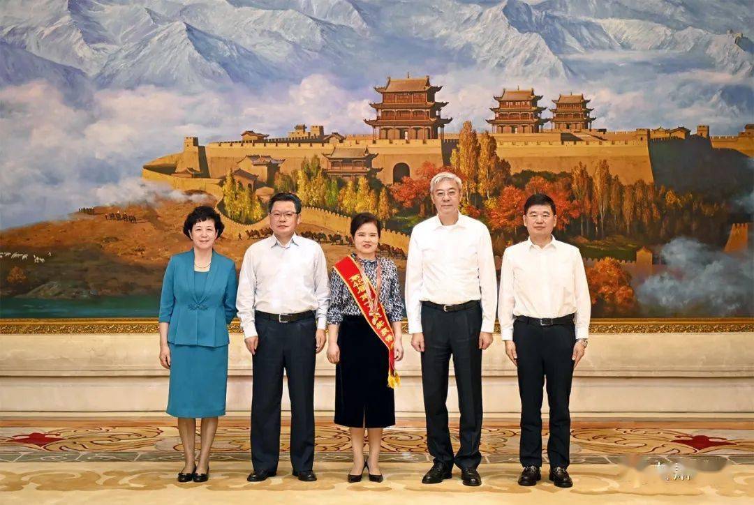尹弘任振鹤会见南丁格尔奖章获得者脱亚莉